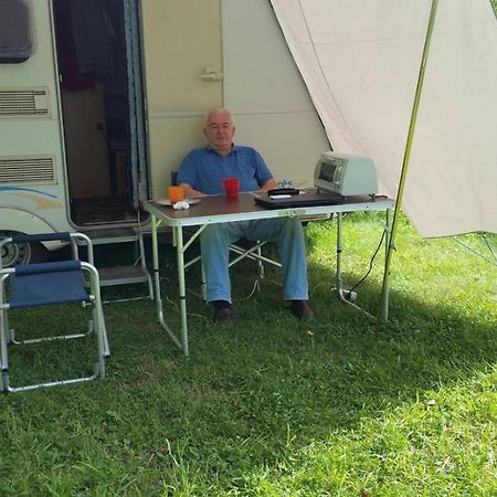 Camping Aviator, Numai Teren, Campare Pentru Rulote Autorulote Personale, Campingul Nu Are Rulote !!! Szászbuda Kültér fotó